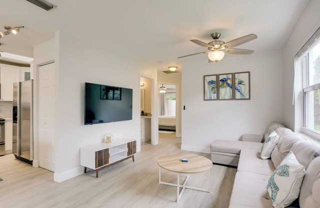 Pet-Friendly Jupiter Townhome, 6 Mi to Beaches!