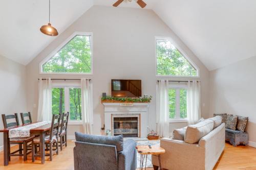 Pet-Friendly Lake Monticello Home with Perks!