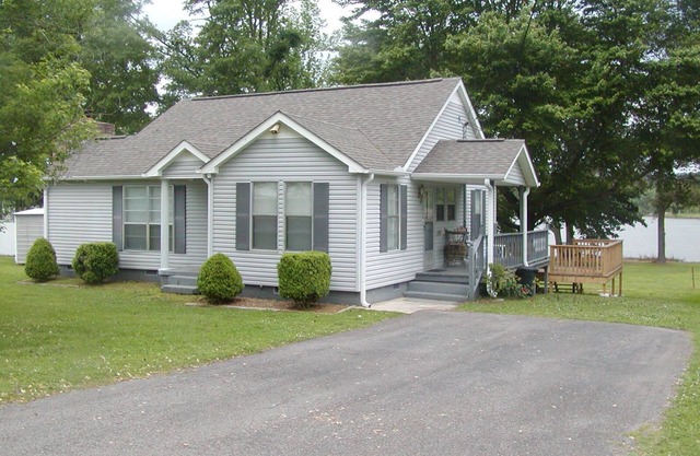 Pet Friendly! Lakefront Cottage