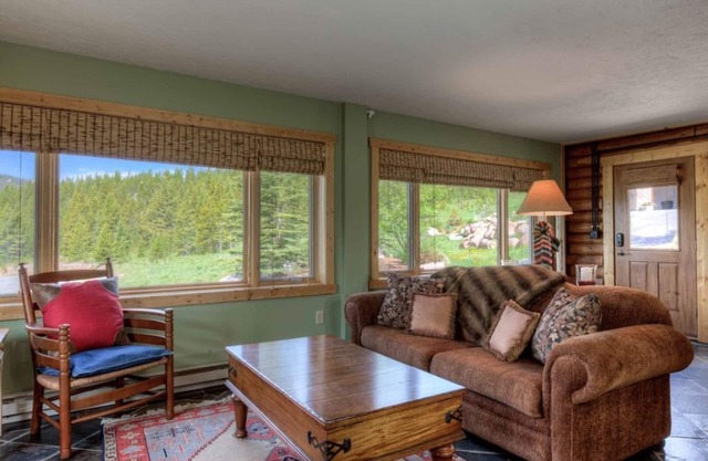 Pet friendly log cabin close to Big Sky Resort w/amazing views of Lone Peak - Washaki Cabin