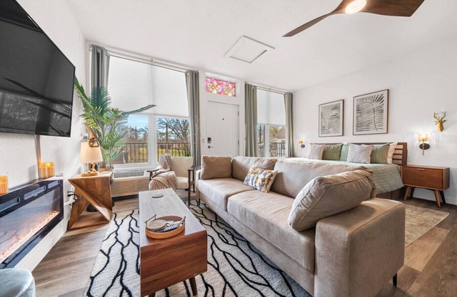 Pet Friendly Modern Downtown Apt