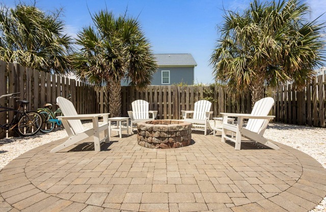 Pet Friendly Oceanside Duplex-Barefoot East