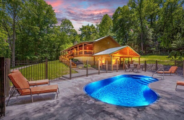 Pet-friendly pool lodge with 5 br, 3.5 ba!