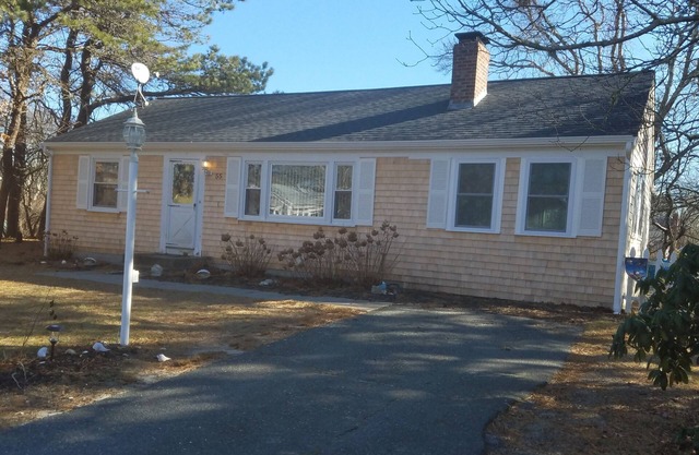 Pet Friendly,Quiet family neighborhood with private fenced in yard with hot tub