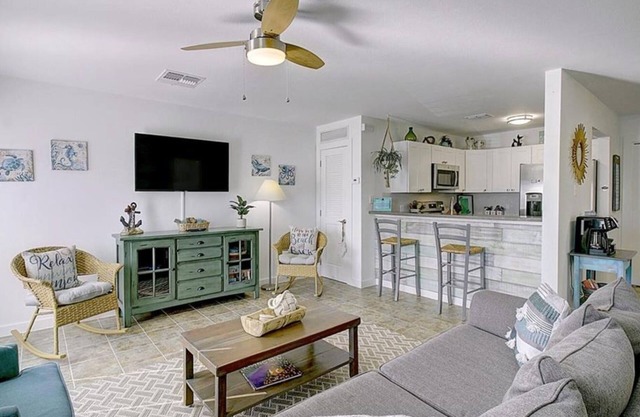 Pet Friendly, Second Floor Condo, Shared Pool and Grill, Boardwalk