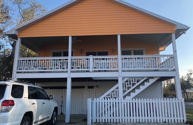 Pet friendly single family 3BR/2BA home with private pool and hot tub!