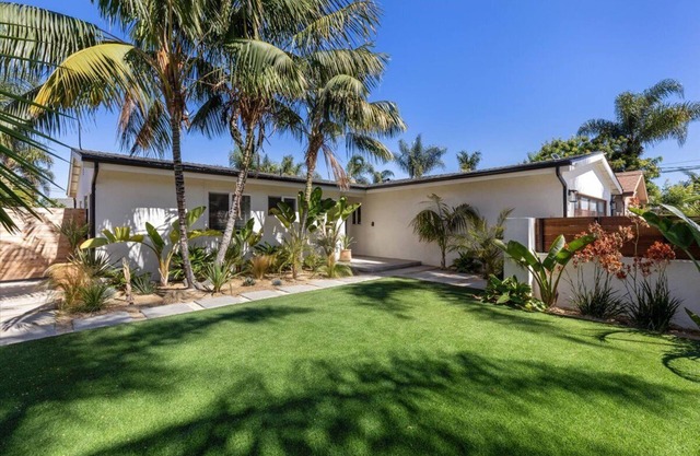 Pet Friendly, Single Story Home with Large Yard, 10 min from the beach