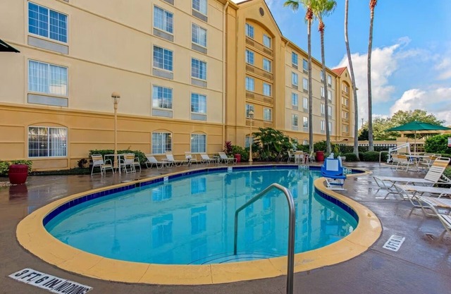Pet-Friendly Stay – Comfortable Room Near the Airport | Pool | Free Shuttle
