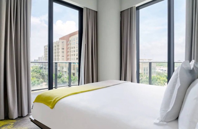 Pet-Friendly Stylish Hideaway in Lively Miami | Pool, Fitness, Deck Tennis Court
