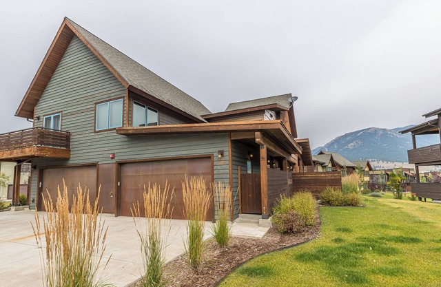 Pet Friendly Townhome! Hot Tub! 15 Min Drive to Resort! 5 Min Walk to Shuttle an
