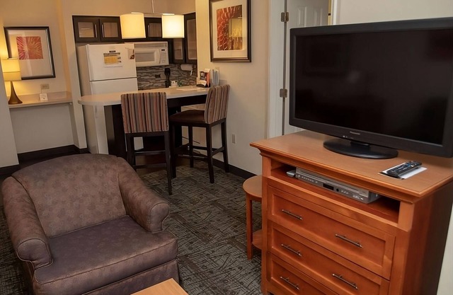Pet-friendly Unit with Free Breakfast! Within 8 miles of the River Walk! Pool!