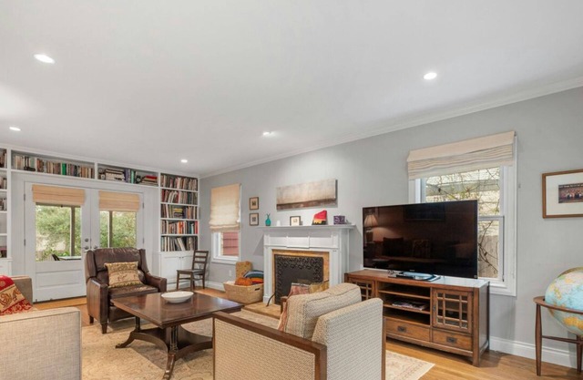 Pet-Friendly w/Parking+Patio ✦ Near UT, Walk to Parks/Cafes ✦ Warm & Homey