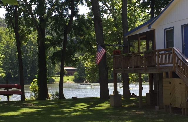 PET FRIENDLY WATER FRONT COTTAGE ON THE SHENANDOAH RIVER!