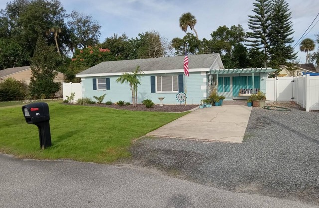 Pet Friendly with no pet fees and pool access " The Riverwalk cottage"