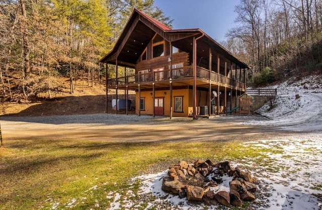 Pet & kid friendly Cabin in Bryson City!
