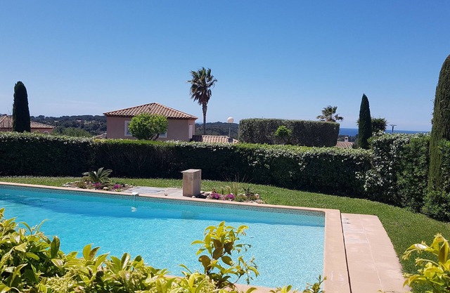 "petit coin de paradis" in Sanary sur Merngarden apartment with pool