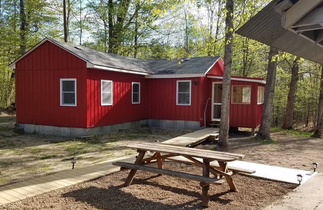 Petoskey - cozy, peaceful cabin in the woods. Close to trails and lakes!