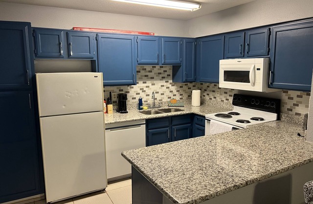 Pets allowed, Quiet condo in Westchase district and China town. Sleeps 4