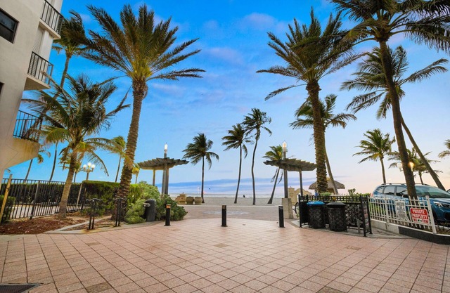 Pets friendly 1BR APT AT / Hollywood beach RESORT