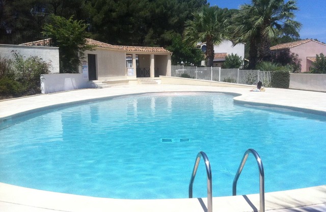 Pézenas: Prime Location, Secure Gated Domaine, Pool Complex, Walk to amenities