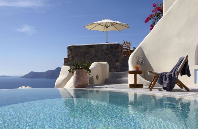 Pezoules of Oia