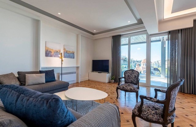 Phaedrus Living: City Center Luxury Flat N. Kosmos