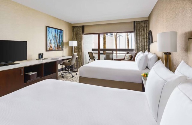 Phoenix Airport Stay with Free Shuttle, Outdoor Pool & Scenic Hiking Nearby