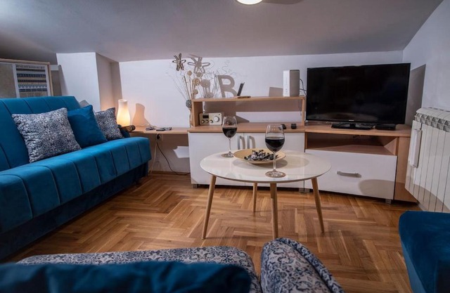Piccolo studio Belgrade,Crveni krst