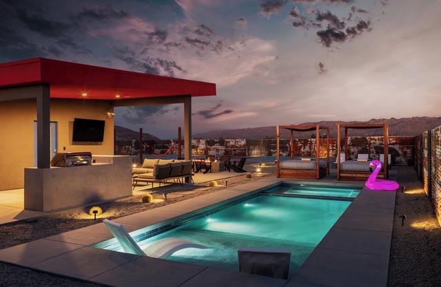 Pickleball Court - Heated SaltPool - EV Charger - Fire pit - Daybed in JT