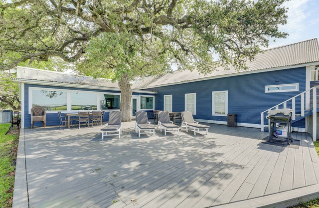 Pickleball Court & Pool: Schulenburg Farmhouse