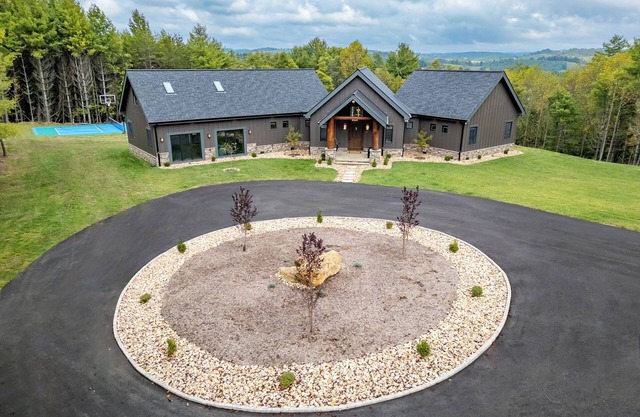 Pickleball Lodge/Hot Tub + Fire Pit Sleeps 10