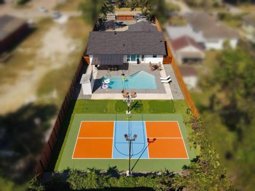 Pickleball Paradise Retreat - 4 Bedrooms, 2,5 Baths - Houston Downtown, Houston Heights - Pickleball and Basketball Court, Pool, miniGolf, Karaoke, Fire Pit, BBQ, Billiards, Ping Pong, Hockey, King Bed