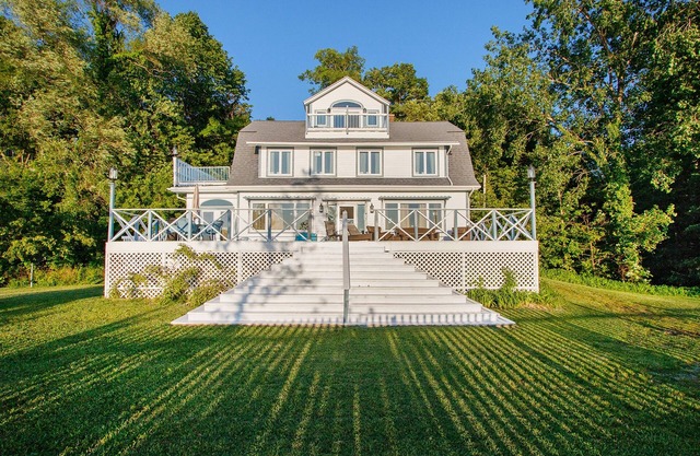 Picturesque Home on Lake Michigan w/patios, gas grill & WIFI