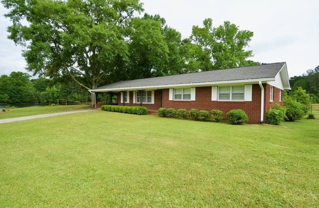 Picturesque Lake Side Home close to the city