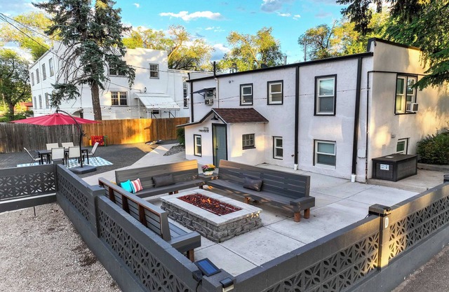 Pikes Estate! Holiday Home w Game Room! Sleeps 24!