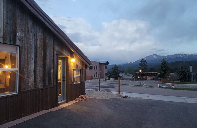 Pikes Peak Views: One Block to Downtown