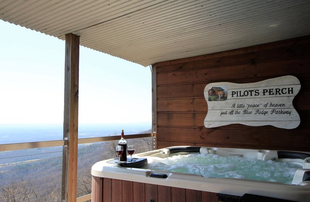 Pilot's Perch ~ Luxurious Blue Ridge Cabin with Breathtaking View from Hot Tub