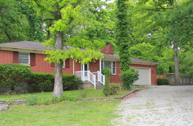 Pin Oak Guest House on quiet wooded lot with Swimming Pool