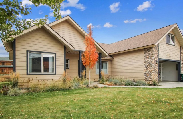.Pine Crest Cottage · Fun Donnelly Getaway with a Hot Tub and Game Room!