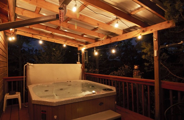 Pine Forest Lodge Cabin: hot tub, gameroom with pool table AND 3 full baths