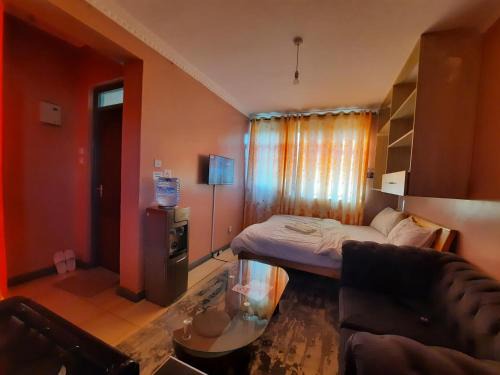 Pine Residency w Secure Parking, Wifi, Netflix & Rooftop Views
