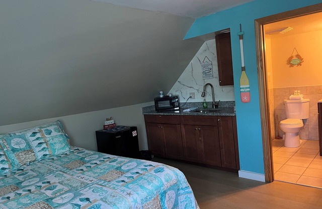 Pine View Lodge Old Orchard Beach - Attic Studio with 1 Queen size Bednn
