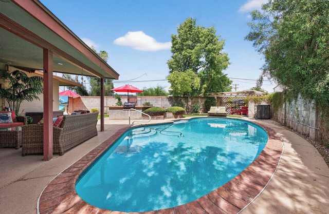 Pineapple Oasis - Private Heated Pool, Built-In BBQ, Game Room, ASU, Scottsdale