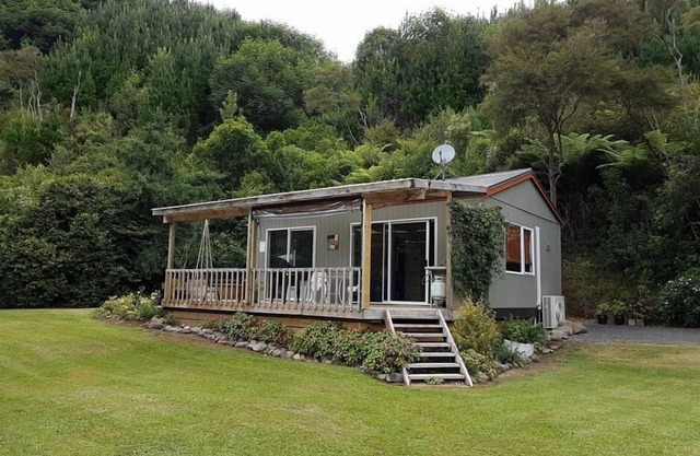 Pinehaven Riverside Cottage - Escape the Rat Race