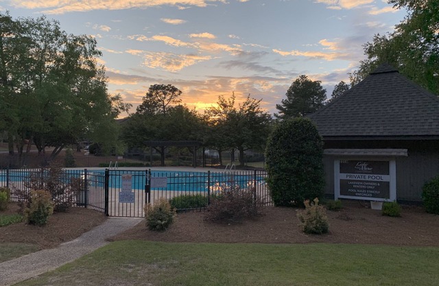 Pinehurst 3BR/2B Condo on lake w/seasonal pool, just 1.5 mi to Pinehurst Resort