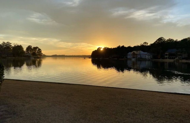 Pinehurst Lakefront w/Pool, Spa, Tennis, Golf, & Water Sports