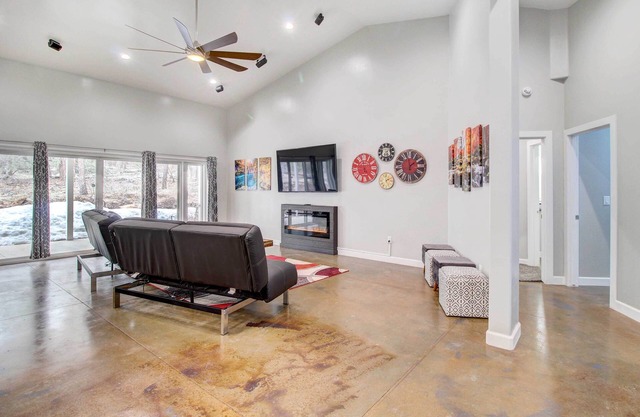Pinetop-lakeside Home w/Private Hot Tub & Bar