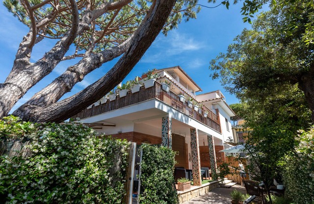 Pinewood House, villa in Fregene 2 steps from the sea, and 40 minutes from Rome