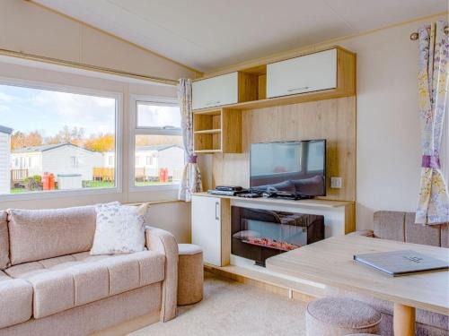 Pinewoods Park Compact sleeps 6 – dog friendly