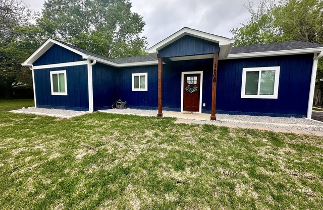 Pineywoods Blue Cottage nestled in the heart of East Texas